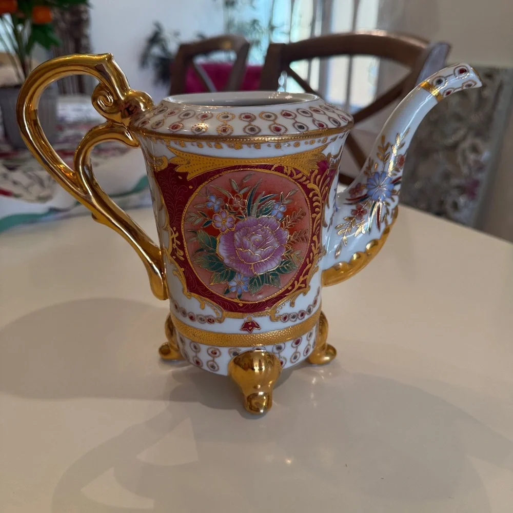 Elegant Pink Floral Porcelain Vase with Gold Accents - Picture 4 of 6